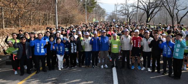 ▲ 제1회 입춘대길 춘천소양강마라톤대회가 21일 소양강댐 일원에서 열려 육동한 춘천시장, 경민현 강원도민일보 사장, 신경호 도교육감, 우상호 강원도지사 예비후보, 허영 국회의원, 김진호 춘천시의장 등 내빈들이 참가자들과 함께 출발에 앞서 완주를 다짐하는 파이팅을 외치고 있다.   김정호 기자