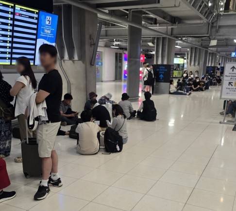 ▲ 여객기 지연에 공항서 대기 중인 승객들 [연합뉴스 독자 제공]