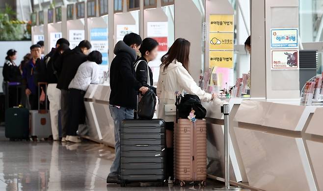 18일 인천국제공항 1터미널 여행사 카운터에서 여행객들이 미팅을 하고 있다. 사진=뉴스1