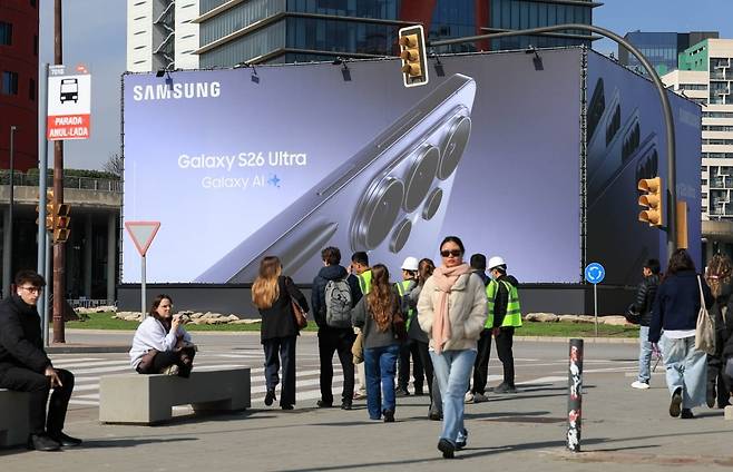 모바일 월드 콩그레스(MWC) 2026이 열린 스페인 바르셀로나 피라 그란 비아 전시장 인근에 삼성전자 갤럭시 S26 울트라 광고판. 사진=한국경제신문