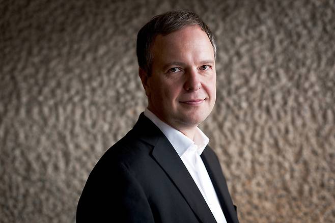 BBC 심포니 오케스트라 수석지휘자 사카리 오라모. 성남아트센터 제공