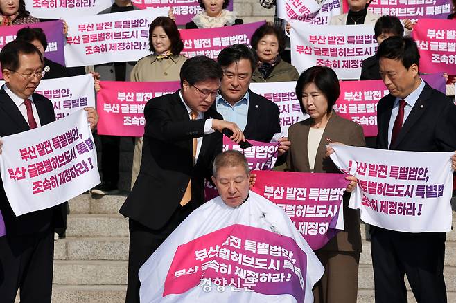 박형준 부산시장이 23일 국회 본청 앞 계단에서 부산 글로벌 허브도시 특별법 제정을 촉구하며 삭발하고 있다. 박민규 선임기자