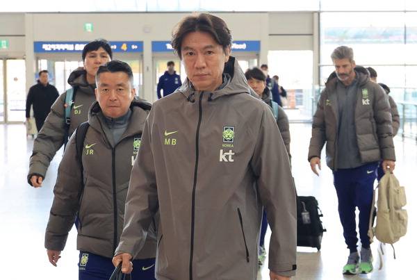 북중미 월드컵을 앞두고 마지막으로 치르는 유럽 원정 A매치 2연전에 나서는 한국 축구 국가대표팀 홍명보 감독이 23일 인천국제공항을 통해 출국하고 있다. 연합뉴스