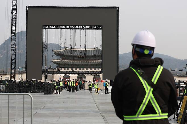 Workers dismantle the stage and remove equipment at Gwanghwamun Square in Jongno District, central Seoul, on March 22, a day after BTS’s comeback performance. [YONHAP]