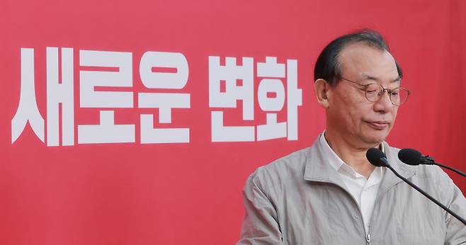 이정현 국민의힘 공천관리위원장이 22일 서울 영등포구 여의도 중앙당사에서 대구시장 후보와 관련해 브리핑하기 위해 단상으로 향하고 있다. 연합뉴스