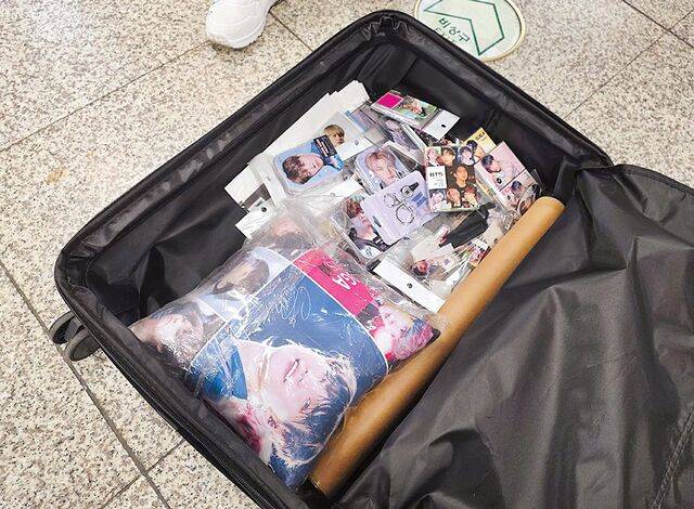 그가 이날 구매한 쿠션, 키링, 클리어파일 등 BTS 굿즈를 새로 산 여행용 캐리어에 담은 모습. 김연우 기자