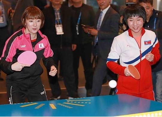 2018년 세계탁구선수권대회에서 한국의 서효원(왼쪽)과 북한의 김남해가 남북 단일팀 시범경기를 펼치고 있는 모습. [연합뉴스 자료사진]