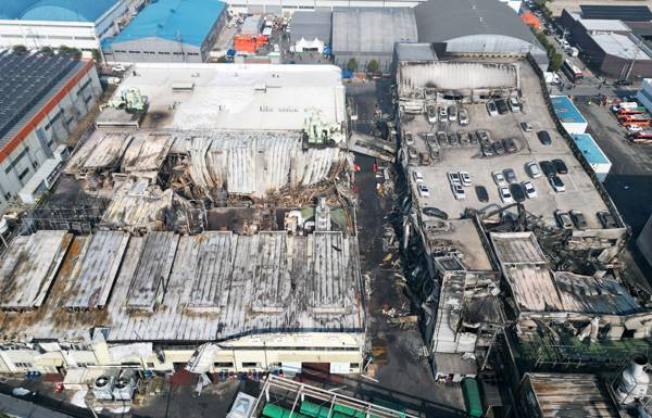 ▲ 대형 화재가 발생한 대전 대덕구 안전공업 외관을 3월21일 오전 하늘에서 바라본 모습. ⓒ연합뉴스