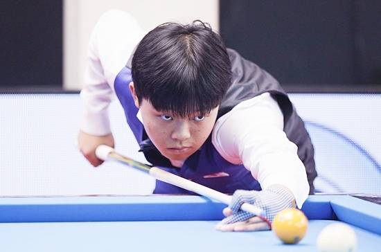세계대회 첫 출전인 ‘15세 당구천재’ 김현우가 26일 스페인 무르시아에서 열린 세계주니어3쿠션선수권 예선에서 2승을 거두며 C조 1위로 16강 본선에 진출했다. G조 김도현도 첫판을 승리로 장식했다. (사진=SOOP)