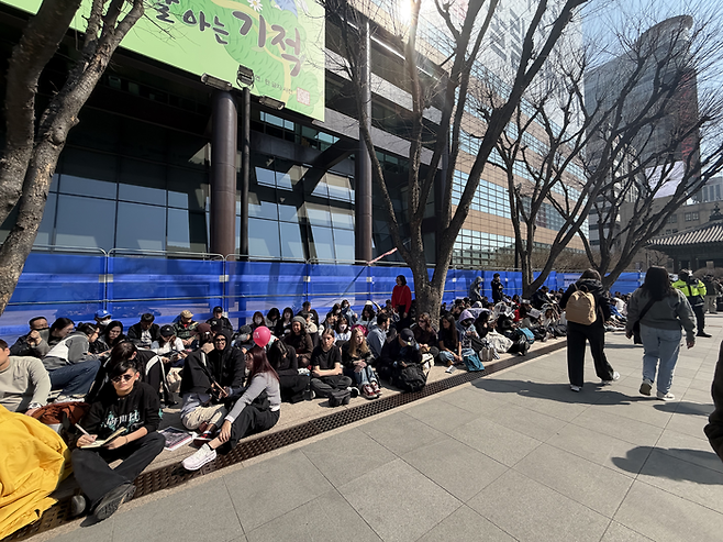 광화문 교보생명빌딩 앞에 자리를 잡은 팬들 / 사진= 문서연 여행+ 기자