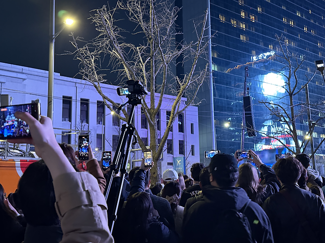 광화문역 뒷편 스크린을 찍는 방문객들 / 사진= 문서연 여행+ 기자