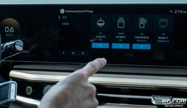차량의 인포테인먼트 시스템을 통해 카투홈 서비스를 이용하는 모습 [사진 출처=현대차그룹]