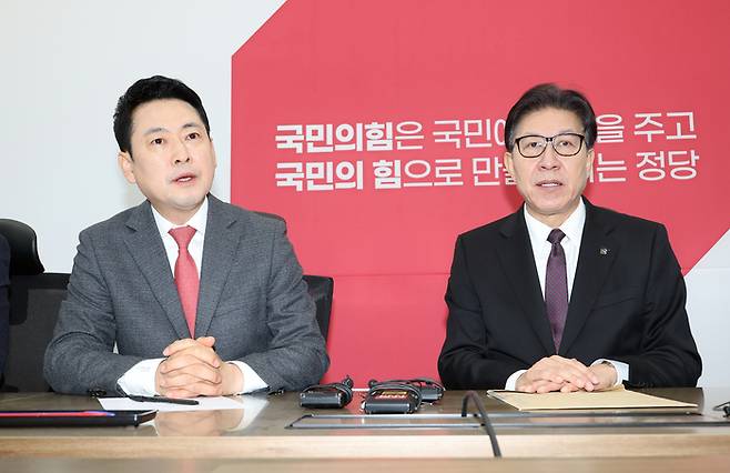 장동혁 국민의힘 대표가 23일 국회에서 부산특별법 제정 촉구를 위해 방문한 박형준 부산시장을 만나 발언하고 있다. [사진 출처 = 연합뉴스]