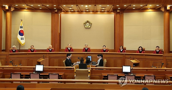 서울 종로구 헌법재판소 심판정에 헌법재판관들이 착석한 모습.  [연합뉴스]