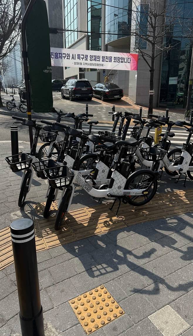 서울 서초구의 한 도로에 방치된 전기자전거의 모습. [서초구]