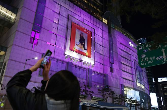 그룹 방탄소년단(BTS)의 광화문 공연을 앞둔 지난 19일 서울 중구 롯데백화점 본점이 BTS 상징색인 보라색 조명으로 물들어 있다. [연합뉴스]