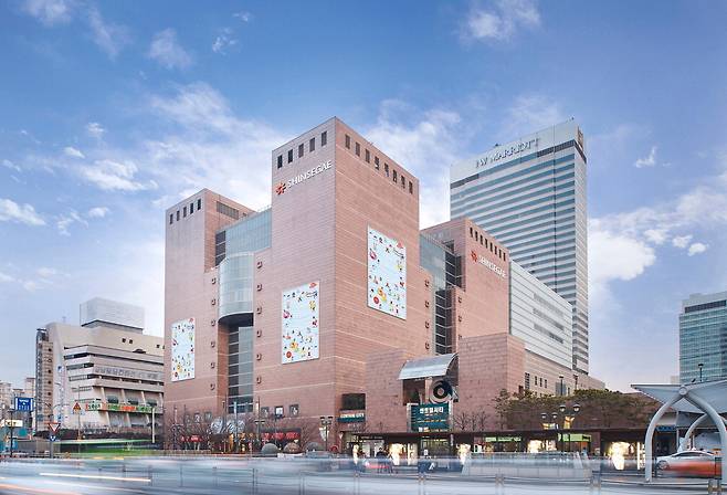 신세계백화점 강남점 전경.  신세계백화점