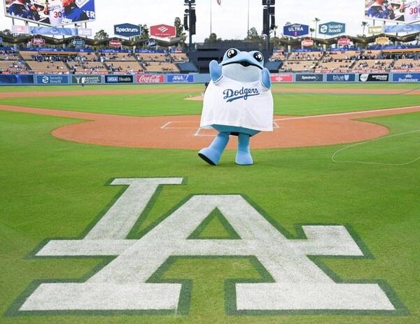 2025년 4월 '진로(JINRO)' 대표 캐릭터인 두꺼비가 미국 LA다저스타디움에서 시구자로 나서고 있다. 하이트진로