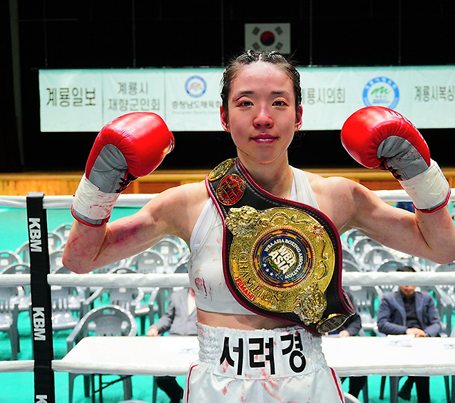 순천향대학교 부속 천안병원 소아청소년과 의사 서려경이 2026년 3월 충청남도 계룡시민체육관에서 세계복싱협회 여자미니멈급 아시아 챔피언 등극 기념 촬영을 하고 있다. 사진=KBM