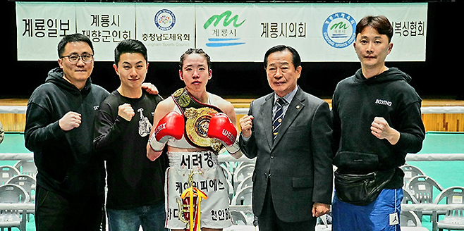 순천향대학교 부속 천안병원 소아청소년과 의사 서려경이 2026년 3월 충청남도 계룡시민체육관에서 세계복싱협회 여자미니멈급 아시아 챔피언 등극 기념 촬영을 하고 있다. 사진=KBM