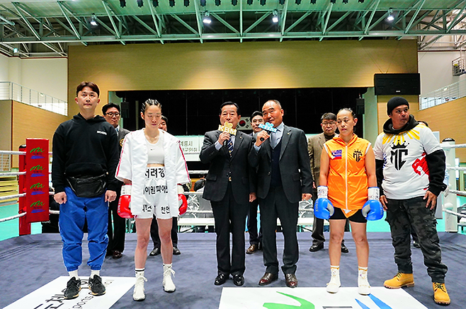 충청남도 계룡시민체육관에서 2026년 3월 세계복싱협회 여자미니멈급 아시아 타이틀매치 시작 전 애국가를 부르고 있다. 사진=KBM