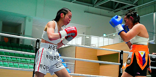 순천향대학교 부속 천안병원 소아청소년과 의사 서려경이 2026년 3월 충청남도 계룡시민체육관 세계복싱협회 미니멈급 아시아 챔피언결정전에서 국제여자복싱협회 아톰급 챔피언을 지낸 노르즈 구로를 상대하고 있다. 사진=KBM
