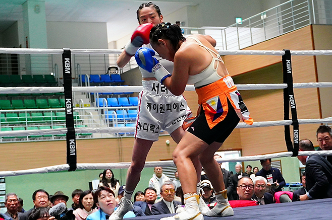 순천향대학교 부속 천안병원 소아청소년과 의사 서려경이 2026년 3월 충청남도 계룡시민체육관 세계복싱협회 미니멈급 아시아 챔피언결정전에서 국제여자복싱협회 아톰급 챔피언을 지낸 노르즈 구로를 공격하고 있다. 사진=KBM