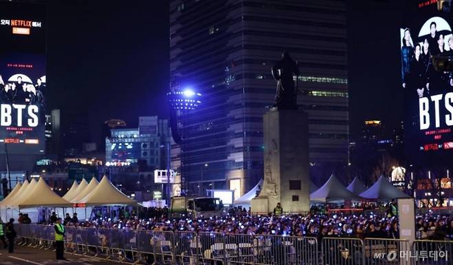 [서울=뉴시스] 조성우 기자 = 방탄소년단(BTS) 팬들이 21일 서울 종로구 광화문광장에서 열린 'BTS 컴백 라이브: 아리랑(ARIRANG)' 공연을 즐기고 있다. 2026.03.21. xconfind@newsis.com /사진=조성우