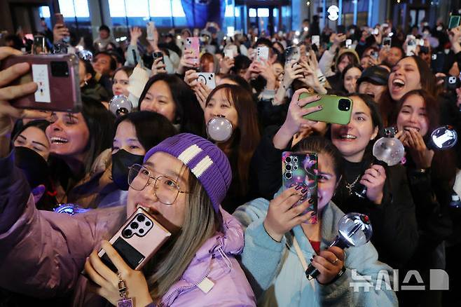 [서울=뉴시스] 조성우 기자 = BTS(방탄소년단) 팬들이 지난 21일 서울 종로구 광화문광장에서 열린 'BTS 컴백 라이브: 아리랑(ARIRANG)' 공연을 즐기고 있다. 2026.03.21. xconfind@newsis.com