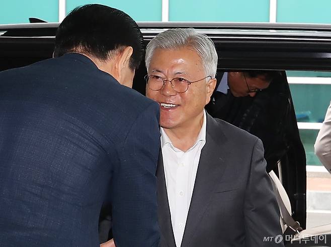 문재인 전 대통령이 미국 로스앤젤레스(LA)를 방문하기 위해 5일 오전 부산 강서구 김해국제공항을 통해 인천공항으로 향하고 있다.   문 전 대통령의 이번 방미는 미국 정책 싱크탱크인 랜드연구소와 태평양세기연구소(PCI) 초청에 따라 이뤄졌다. 퇴임 후 첫 미국 방문이다./사진=뉴스1