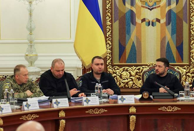 미국과 우크라이나 대표단이 22일(현지시각)까지 미국 플로리다주 마이애미에서 만나 전쟁 종식 방안을 논의한다. 사진은 볼로디미르 젤렌스키 우크라이나 대통령(왼쪽) 일행이 지난 3일 우크라이나 키이우에서 열린 국가안보국방위원회 회의에 참석한 모습. /로이터=뉴스1