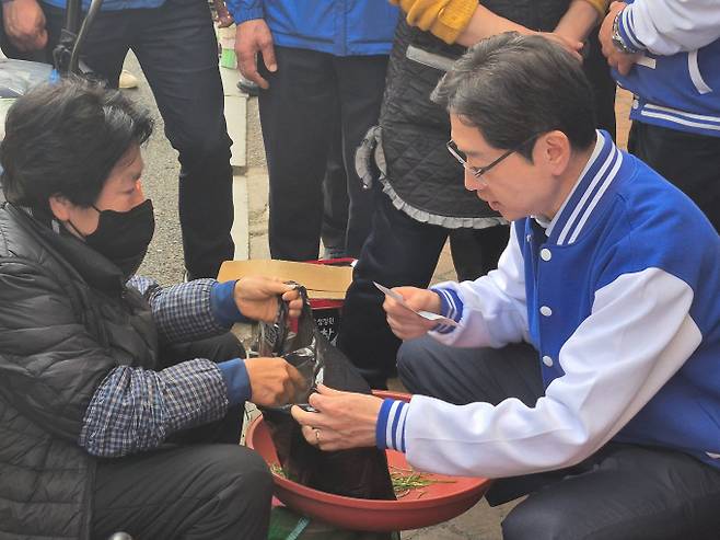 23일 오후 경남 양산시 남부시장에 방문해 상인들과 이야기를 나누고 있는 김경수 전 지방시대위원장. /사진=지선우 기자