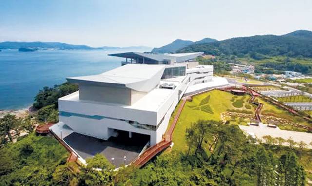 바닷가 앞에 자리한 통영국제음악당의 모습. 통영국제음악재단 제공