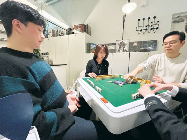 지난 20일 서울 서초구의 한 보드게임 카페에서 대한변호사협회 마인드스포츠 동호회 ‘더테이블’ 회원들이 마작 게임을 하고 있다.