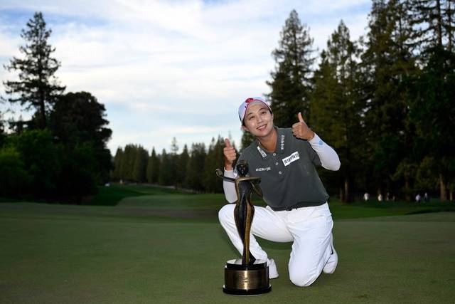 김효주가 23일 오전(한국시간) 미국 캘리포니아주 멘로파크의 샤론 하이츠 골프 앤드 컨트리클럽에서 열린 LPGA투어 포티넷 파운더스컵에서 우승한 뒤 엄지를 들어 보이며 환하게 웃고 있다.  AFP 연합뉴스