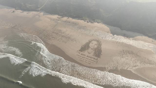 영국 노스요크셔 스카버러 인근 해변에 모래로 그려진 ‘힌드 라자브’의 초상화. 로이터 연합뉴스
