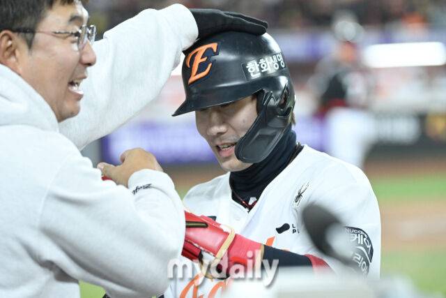 30일 대전 한화생명 볼파크 야구장에서 열린 '2025 신한 SOL 뱅크 KBO 한국시리즈 4차전' LG 트윈스와 한화 이글스 경기. 한화 심우준이 7회말 2사 2-3루에 문현빈 2타점 적시타에 득점을 올린 후 기뻐하고 있다./마이데일리