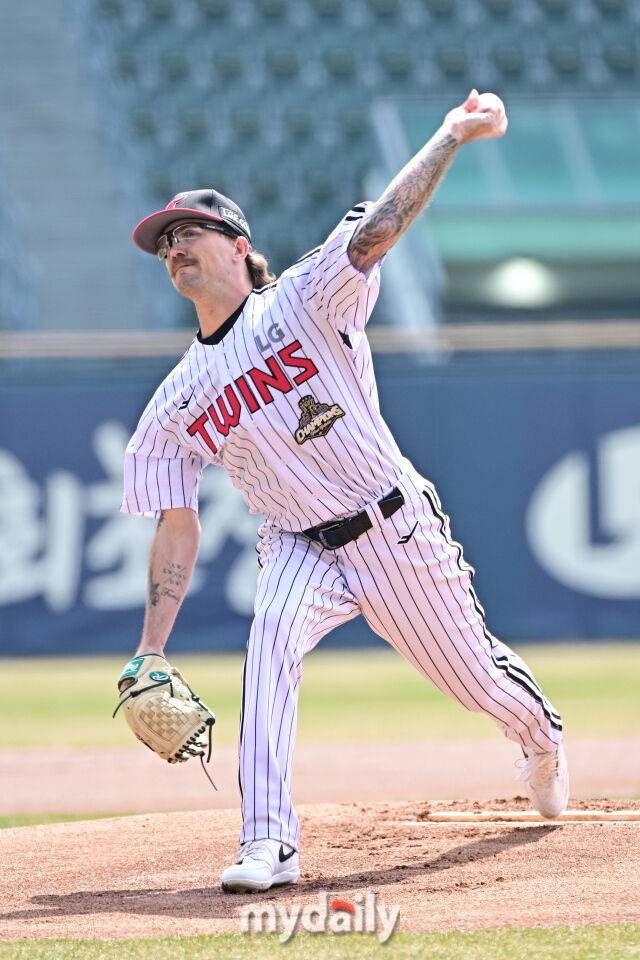 23일 서울 잠실야구장에서 열린 '2026 신한 SOL BANK KBO리그' LG 트윈스와 키움 히어로즈 시범경기. LG 선발 웰스가 힘차게 투구하고 있다./잠실=한혁승 기자 hanfoto@mydaily.co.kr