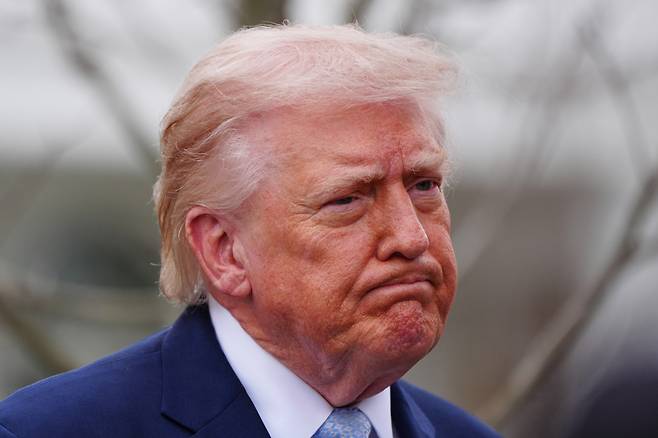 도널드 트럼프 미국 대통령이 지난 20일(현지시간) 백악관 남쪽 잔디밭에서 마린원에 타기 전 기자들의 질문을 듣고 있다.[AP]