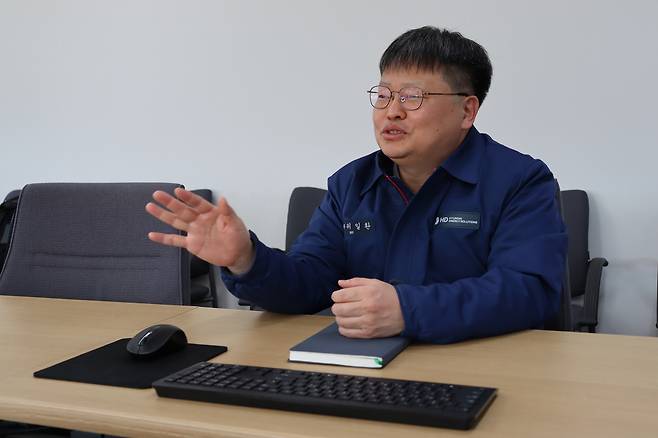 위일환 HD현대에너지솔루션 생산 담당 상무가 지난 19일 충북 음성 공장에서 헤럴드경제와 인터뷰를 진행하고 있다. [HD현대에너지솔루션 제공]