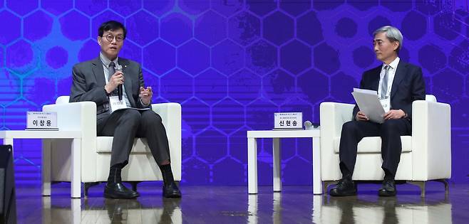 이창용 한국은행 총재와 신현송 BIS 조사국장이  2023년 2월 1일 서울 중구 대한상공회의소에서 ‘경제패러다임의 변화와 한국경제의 대응 방안’을 주제로 열린 제1회 대한상공회의소-한국은행 세미나에서 대담을 하고 있다. [뉴시스]