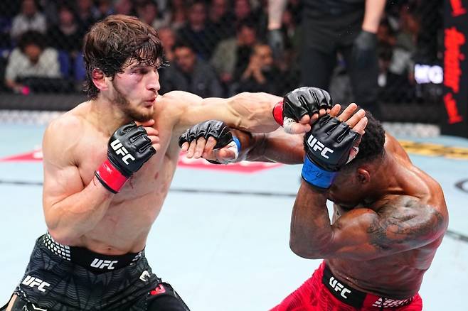 22일 영국 런던 O2 아레나에서 열린 UFC 파이트나이트에서 모프사르 예블로예프가 르론 머피에게 잽을 넣고 있다. [UFC 제공]