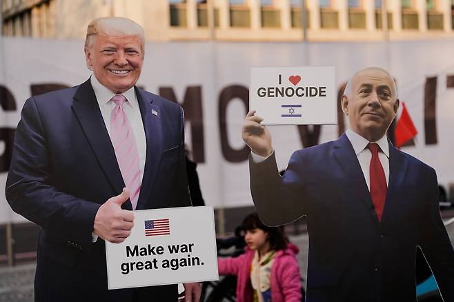 지난 20일(현지시간) 슬로베니아 류블랴나에서 이란 전쟁을 규탄하는 시위대가 도널드 트럼프 미국 대통령(왼쪽)과 베냐민 네타냐후 이스라엘 총리의 실물 크기 인형을 설치, 이들을 비판했다. [AP]