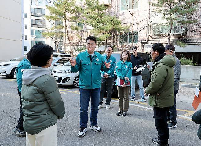 오언석 도봉구청장이 해빙기 안전 점검을 했다.