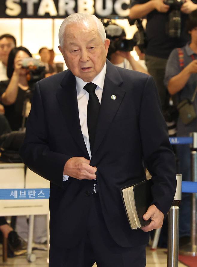 김장환 극동방송 이사장이 15일 오후 서울 서대문구 신촌세브란스병원 장례식장에 마련된 윤석열 대통령 부친 고 윤기중 연세대 명예교수의 빈소로 향하고 있다. 2023.08.15. [대통령실통신사진기자단· 뉴시스]