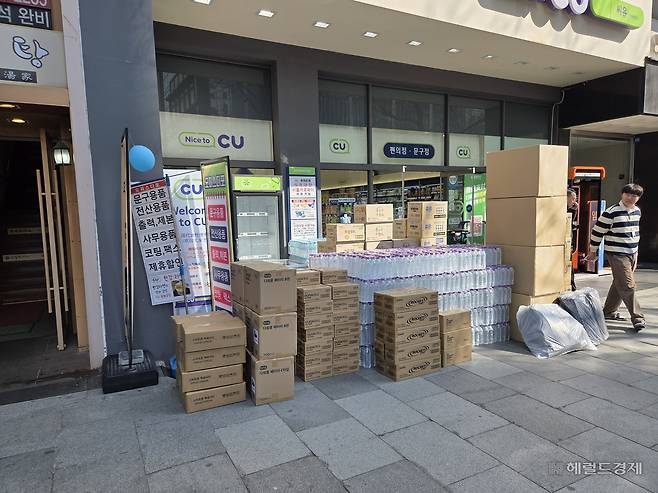 23일 오전 서울 종로구 세종대로 인근 한 편의점 앞에 쌓인 재고 물품. 각종 음료와 생수, 보조배터리, 건전지 등 공연 당일 인파가 몰릴 것에 대비해 마련했던 물품을 반품하기 위해 쌓아놨다. 이영기 기자.