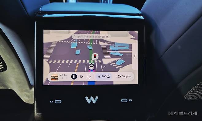구글 웨이모는 차량 내부 모니터를 통해 주행 중 실시간으로 감지한 주변 차량들과 보행자를 파란색 형체로 보여줬다. 유튜브 뮤직이나 스포티파이 계정을 연결해 원하는 음악도 들을 수 있었다. 김현일 기자