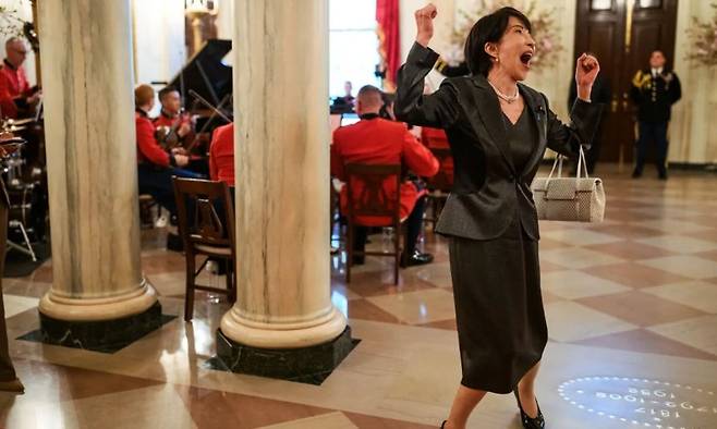 다카이치 사나에 일본 총리가 지난 19일(현지시간) 백악관 만찬장에서 춤을 추고 있다. [백악관 홈페이지]