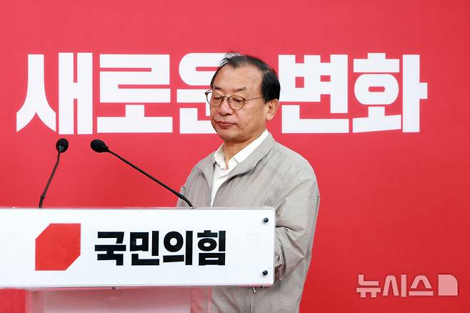 [서울=뉴시스] 고승민 기자 = 이정현 국민의힘 공천관리위원장이 지난 22일 서울 여의도 당사에서 대구시장 경선후보 관련 브리핑을 하기 위해 연단으로 향하고 있다. 2026.03.22. kkssmm99@newsis.com