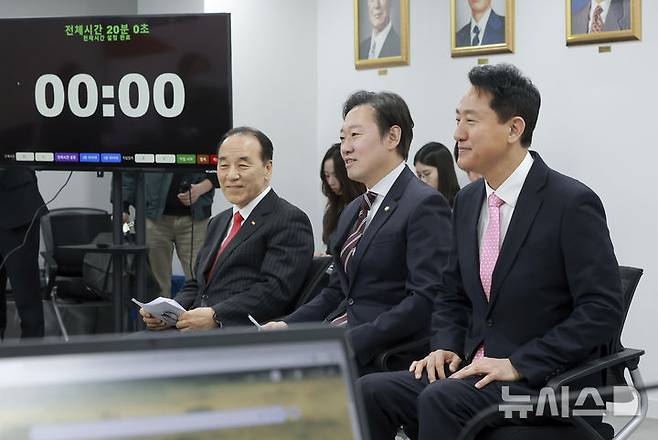 [서울=뉴시스] 김근수 기자 = 6·3 지방선거 서울시장에 도전하는 국민의힘 예비후보들이 지난 22일 서울 영등포구 여의도 국민의힘 중앙당사에서 열린 광역단체장 후보 면접에 참석해 시작을 기다리고 있다. 오른쪽부터 오세훈 서울시장, 국민의힘 박수민 의원, 김충환 전 강동구청장. (공동취재) 2026.03.22. photo@newsis.com